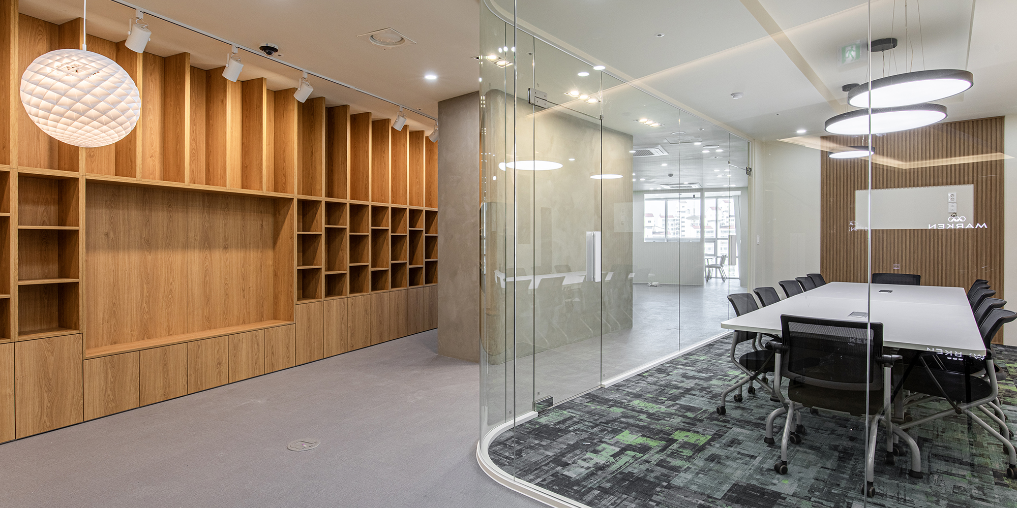 [사무실] 통창으로 시원하게 개방된 사무실 인테리어